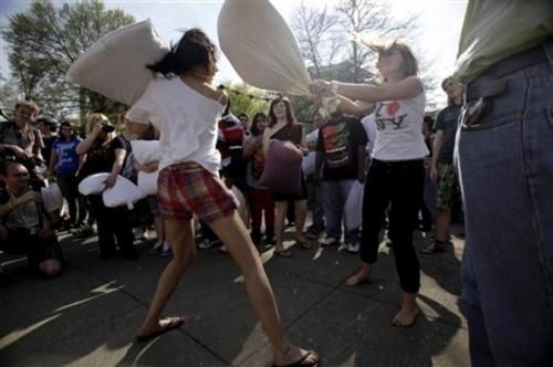 В 150 городах мира подрались  на подушках