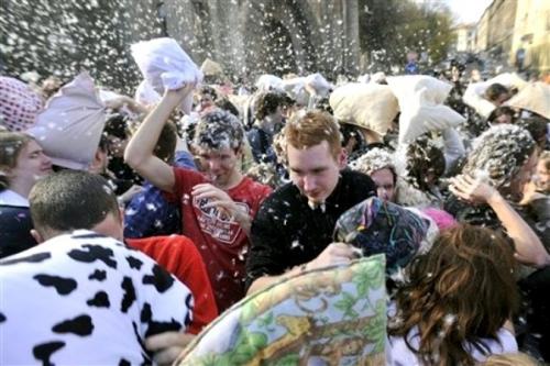 В 150 городах мира подрались  на подушках