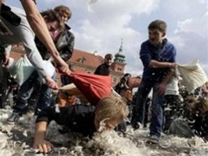 В 150 городах мира подрались  на подушках