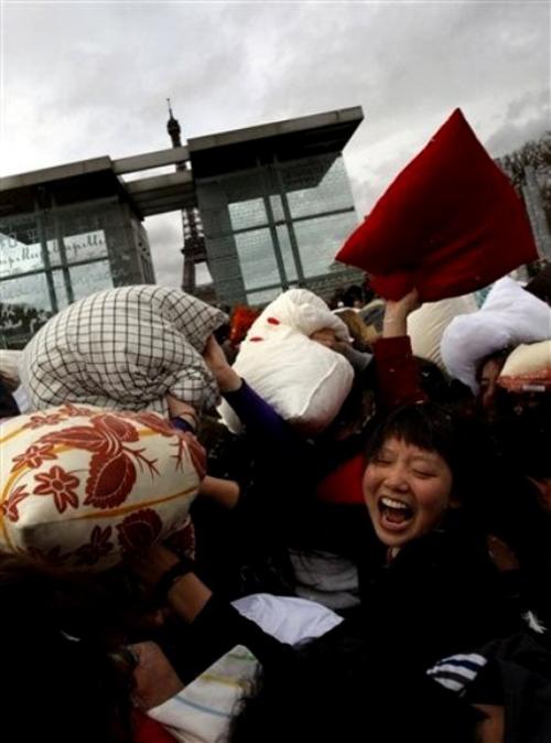 В 150 городах мира подрались  на подушках