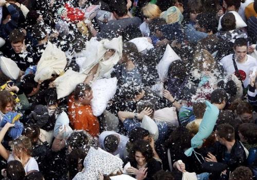 В 150 городах мира подрались  на подушках