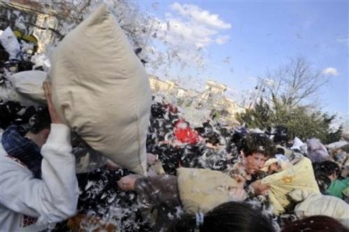 В 150 городах мира подрались  на подушках