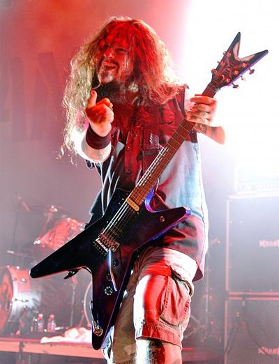 Даррелл Эбботт (Darrell Abbott) - американский музыкант, гитарист, вокалист и один из основателей метал-групп «Pantera» и «Damageplan». Был убит на собственном концерте в Коламбусе, штат Огайо, в возрасте 38 лет.