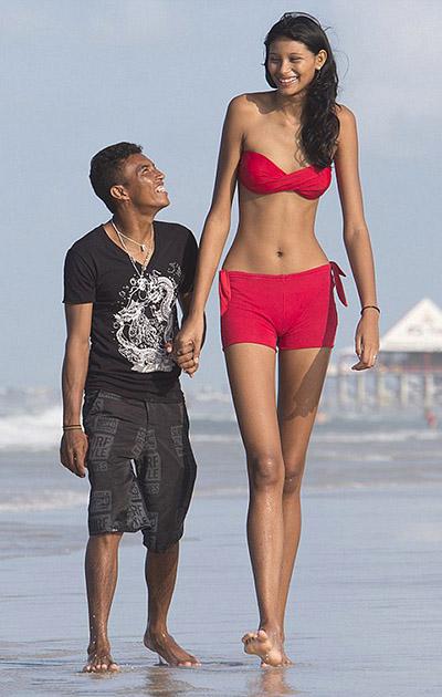 Самая высокая в мире девушка и ее низкорослый бойфренд