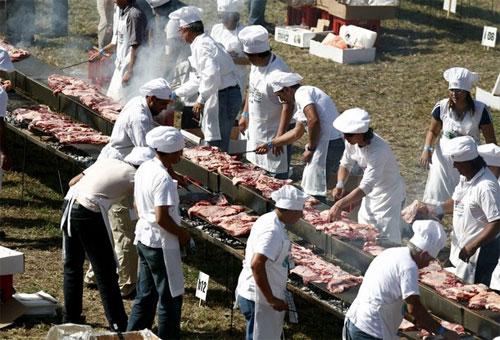 В Уругвае приготовили самое большое барбекю