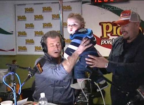 Мэл Гибсон поменял подгузники в прямом эфире