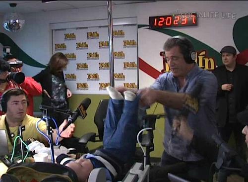 Мэл Гибсон поменял подгузники в прямом эфире