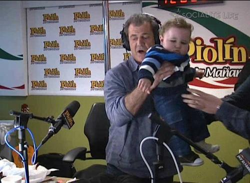 Мэл Гибсон поменял подгузники в прямом эфире