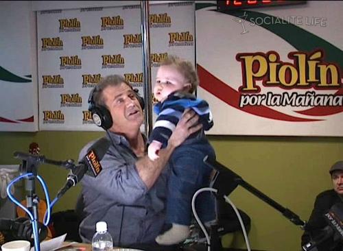 Мэл Гибсон поменял подгузники в прямом эфире