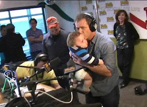 Мэл Гибсон поменял подгузники в прямом эфире