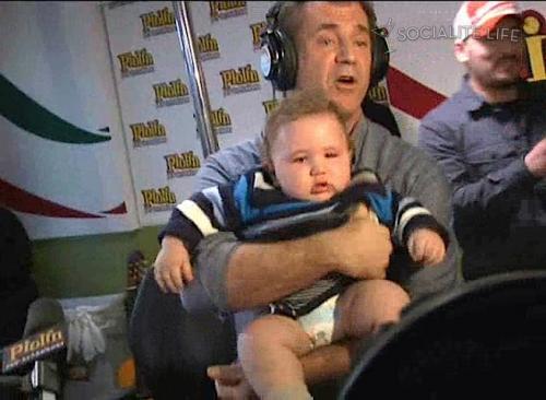 Мэл Гибсон поменял подгузники в прямом эфире