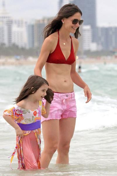 Звезды в коралловых бикини