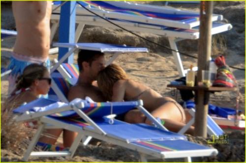 Сиенна Миллер и Джуд Лоу предались безудержным ласкам