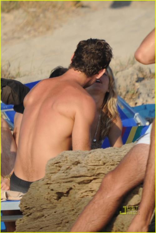 Сиенна Миллер и Джуд Лоу предались безудержным ласкам