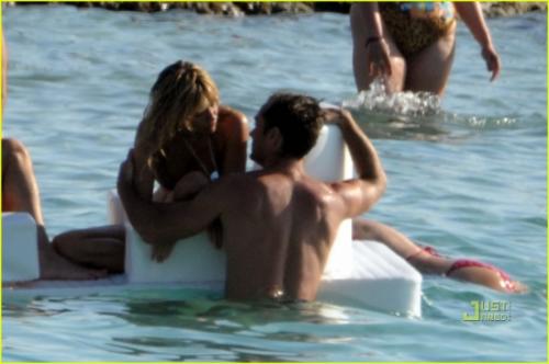 Сиенна Миллер и Джуд Лоу предались безудержным ласкам