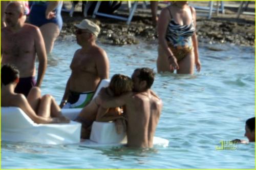 Сиенна Миллер и Джуд Лоу предались безудержным ласкам