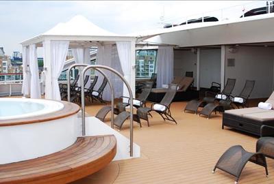 32000-тонный пассажирский корабль преодолел барьер Темзы