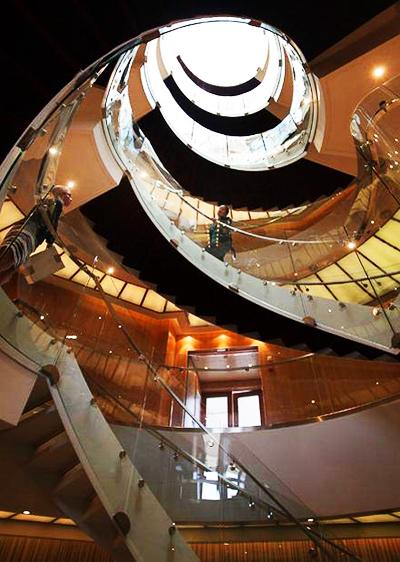 32000-тонный пассажирский корабль преодолел барьер Темзы