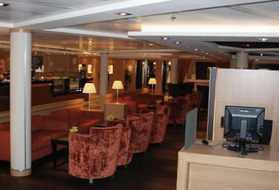 32000-тонный пассажирский корабль преодолел барьер Темзы