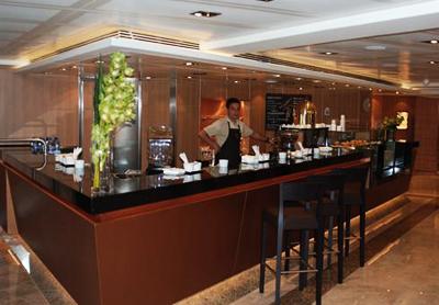 32000-тонный пассажирский корабль преодолел барьер Темзы