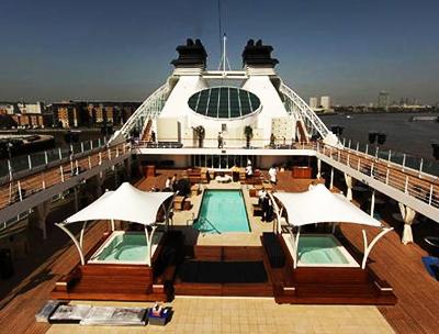 32000-тонный пассажирский корабль преодолел барьер Темзы