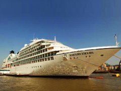 32000-тонный пассажирский корабль преодолел барьер Темзы