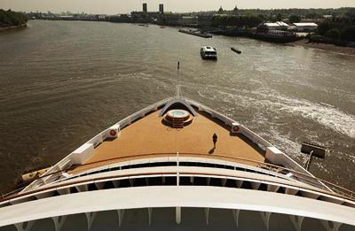 32000-тонный пассажирский корабль преодолел барьер Темзы
