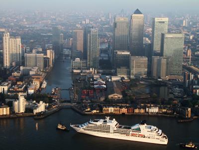 32000-тонный пассажирский корабль преодолел барьер Темзы