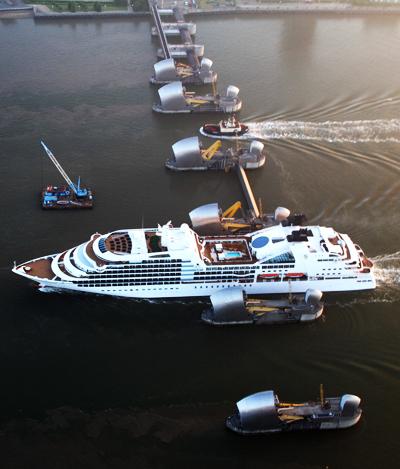 32000-тонный пассажирский корабль преодолел барьер Темзы