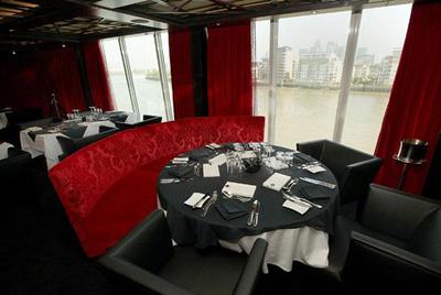 32000-тонный пассажирский корабль преодолел барьер Темзы