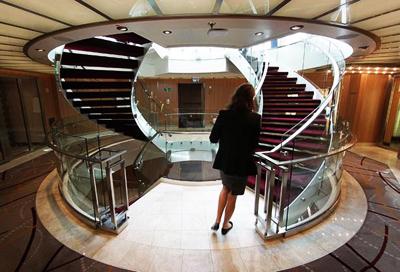 32000-тонный пассажирский корабль преодолел барьер Темзы