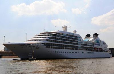 32000-тонный пассажирский корабль преодолел барьер Темзы