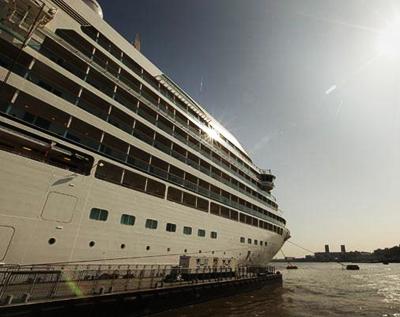 32000-тонный пассажирский корабль преодолел барьер Темзы
