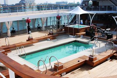 32000-тонный пассажирский корабль преодолел барьер Темзы