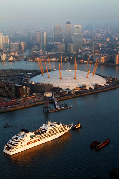 32000-тонный пассажирский корабль преодолел барьер Темзы