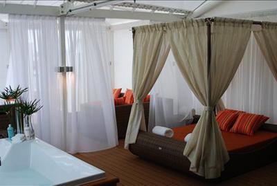 32000-тонный пассажирский корабль преодолел барьер Темзы