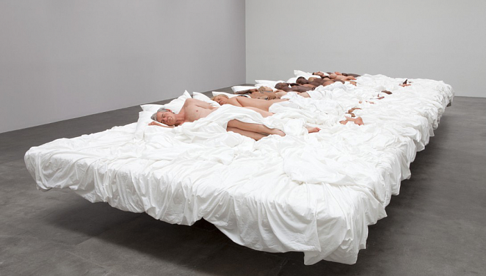 Кровать с голыми звездами от Канье Уэста стала музейным экспонатом