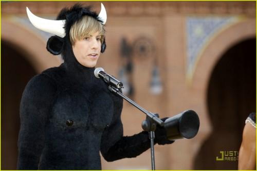 Саша Барон презентовал «Бруно» в костюме быка