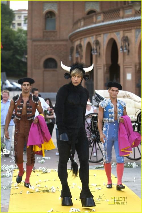 Саша Барон презентовал «Бруно» в костюме быка