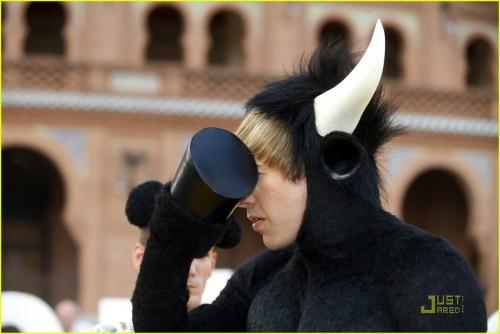 Саша Барон презентовал «Бруно» в костюме быка