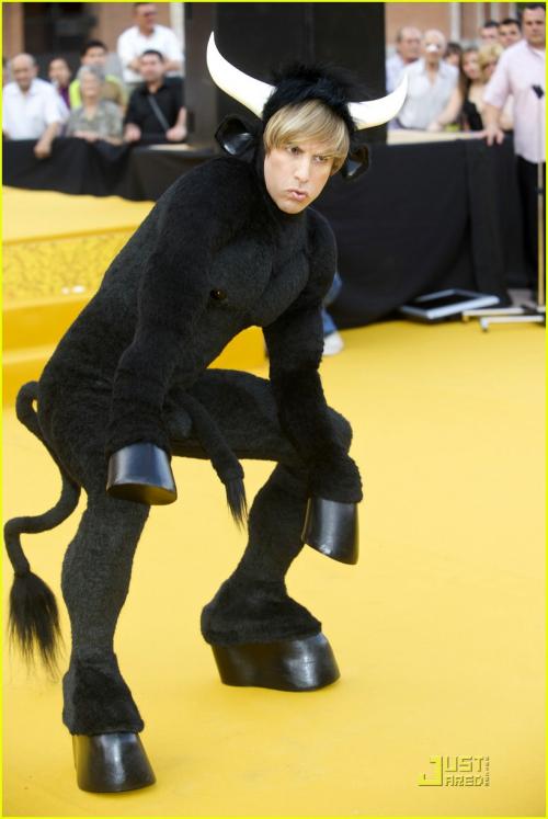 Саша Барон презентовал «Бруно» в костюме быка