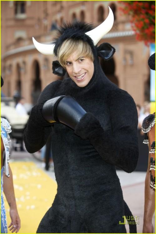 Саша Барон презентовал «Бруно» в костюме быка