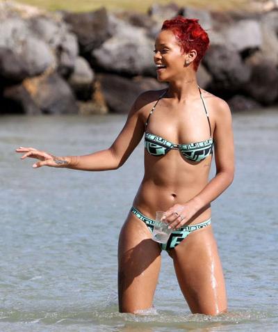 Лучшие пляжные наряды Рианны и Келли Брук