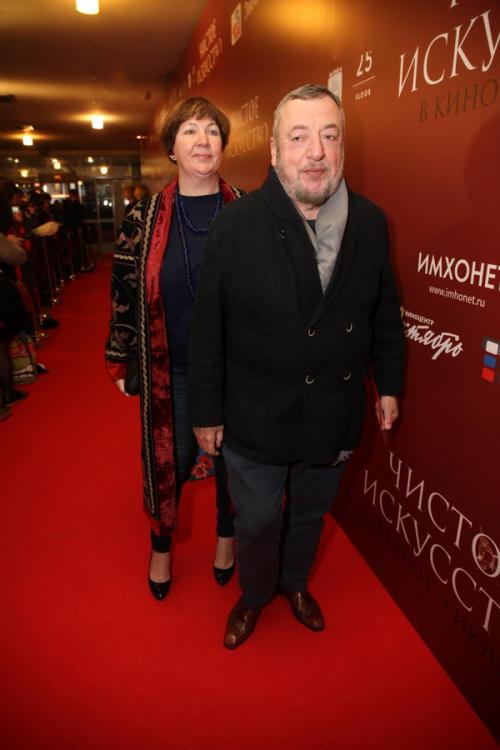 Ренат Давлетьяров разбавил чистое искусство эротикой