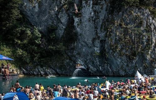 В Швейцарии отчаянные безумцы соревнуются в прыжках со скалы