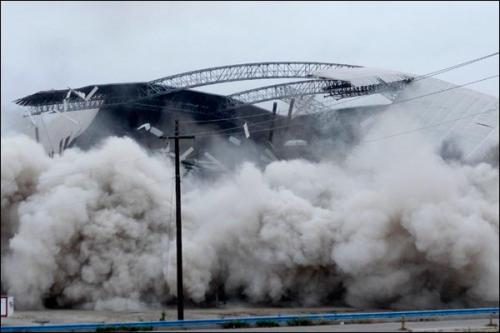 20 тысяч человек пришли посмотреть на взрыв стадиона в Техасе