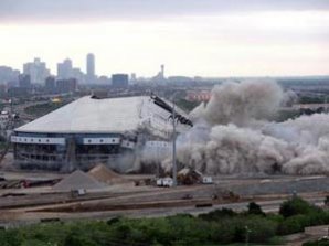 20 тысяч человек пришли посмотреть на взрыв стадиона в Техасе