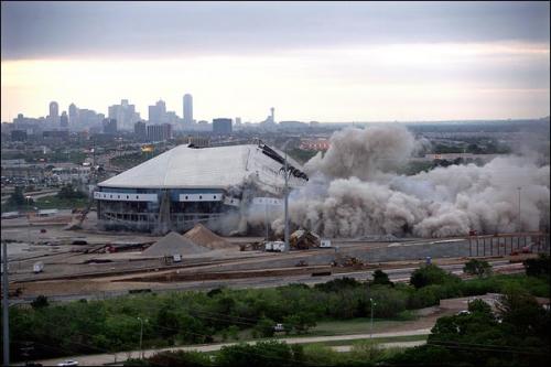 20 тысяч человек пришли посмотреть на взрыв стадиона в Техасе