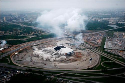 20 тысяч человек пришли посмотреть на взрыв стадиона в Техасе