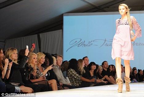 Хизер Локлир вывела дочь на подиум